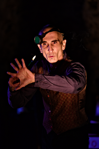 Tommy en costume fait de la magie et du mime en minuplant une flamme dans le spectacle Les expériences déjantées (LED)