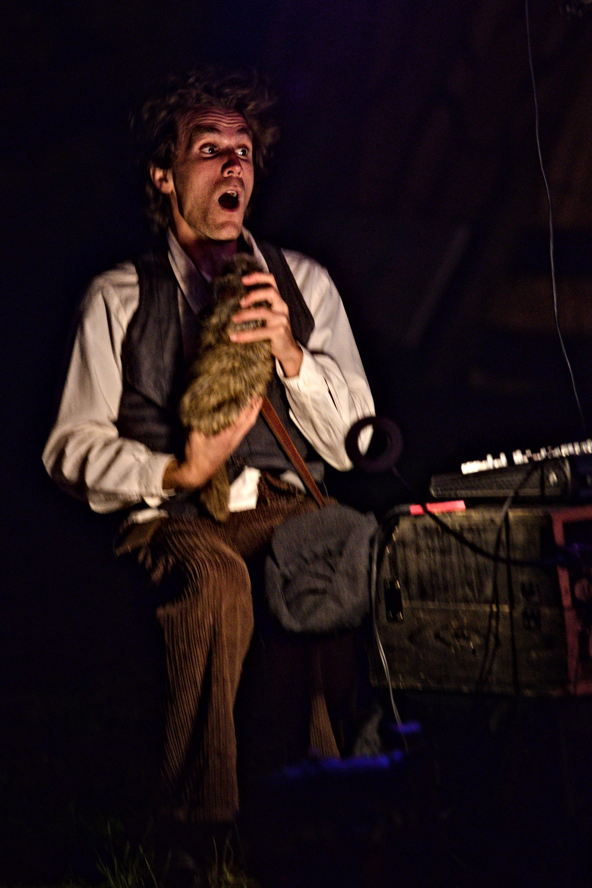 Chris à la régie tire la grimace avec son animal magique. De la comédie pure dans le spectacle Les expériences déjantées (LED)