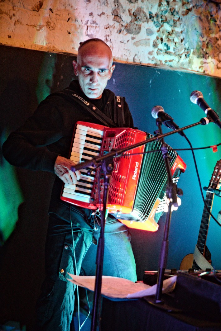 Tommy en pleine prestation de musique live à l'accordéon, pour un cabaret
