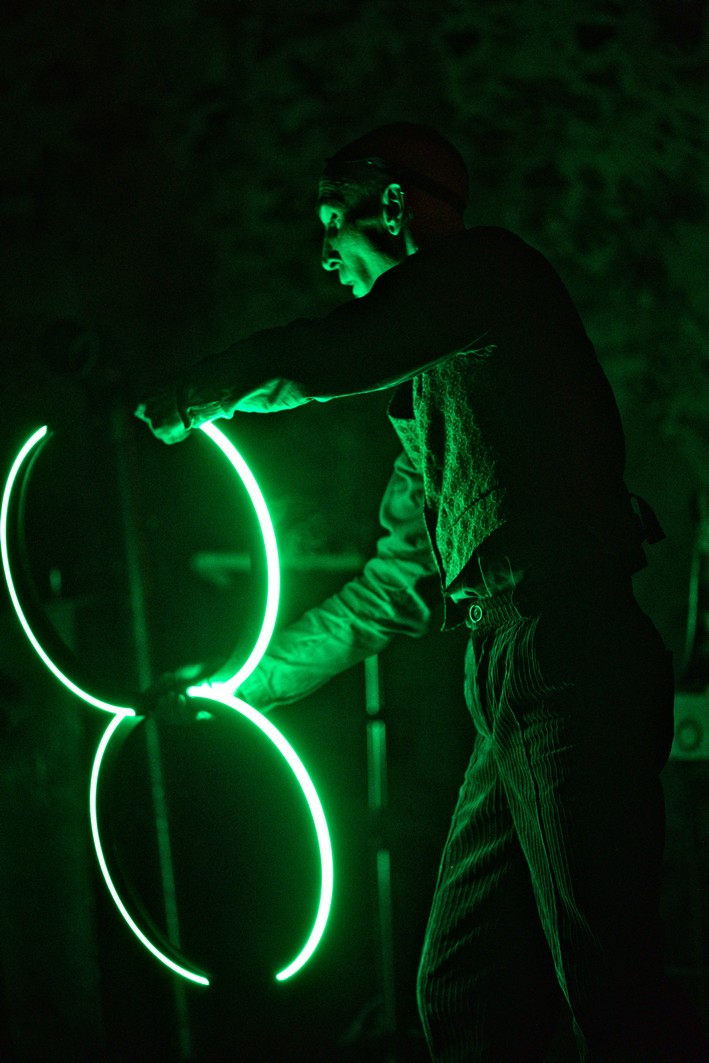 Tommy en costume assure le spectacle lumineux avec ses buugeng led pour un cabaret