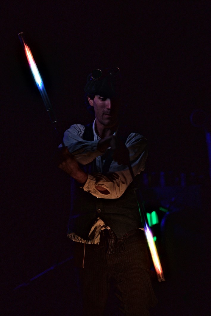 chris en costume convoque la magie des lumières avec ses bols led pour un cabaret